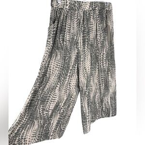 NWT tart flowy grey and white wide leg cropped pants elastic waist M
